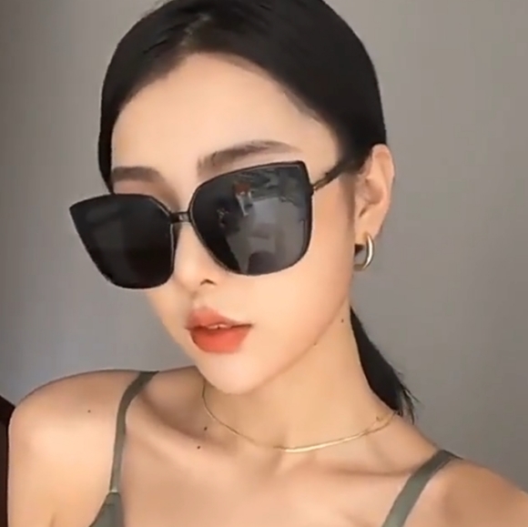 Accessories - Women's Cat Eye Oversized Mirror Sunglasses black